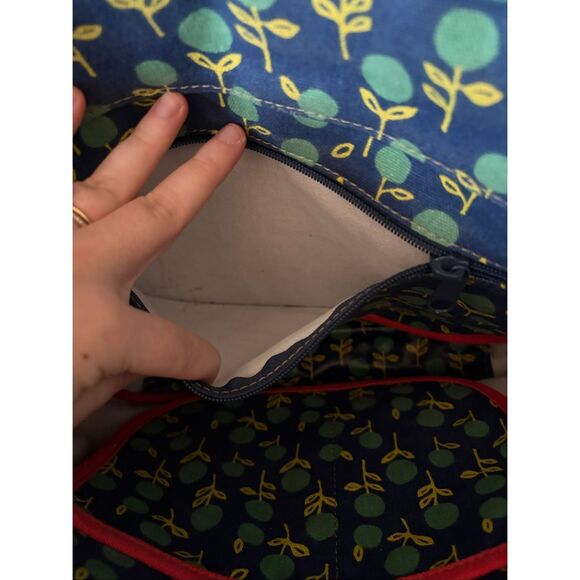 Vintage Fossil Key-Per Coated Canvas Multi-Color Floral Messenger Bag - Picture 10 of 14